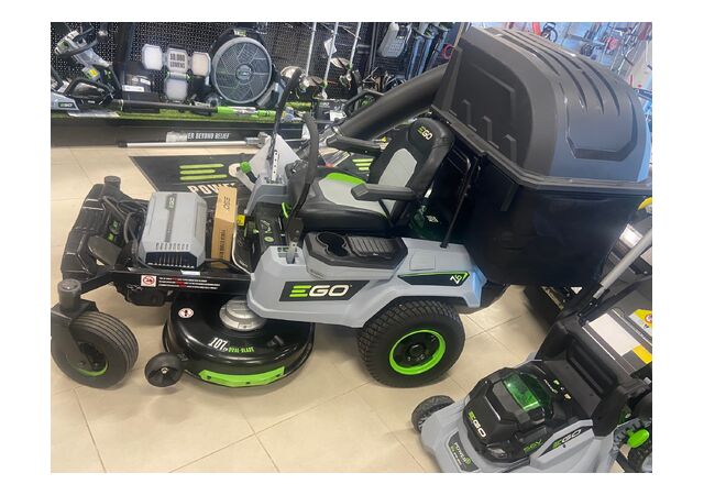 Nullpöörderaadiusega akumurutraktor EGO Power Plus Z6 KOMPLEKT (kogumiskast, kiirlaadija, 4 x 10Ah akut - DEMOMASINA MÜÜK!